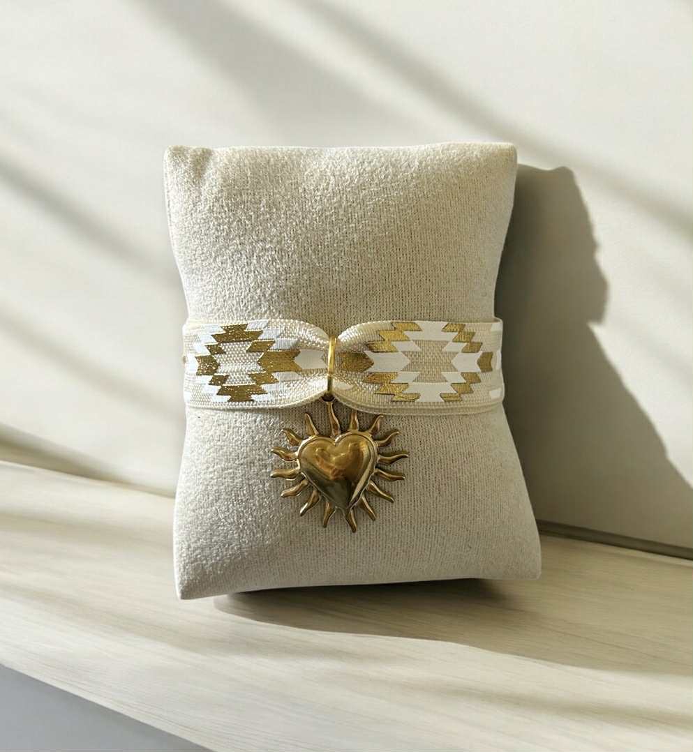 🌙 Bracelet Daniella – Ruban tissé et pendentif soleil doré