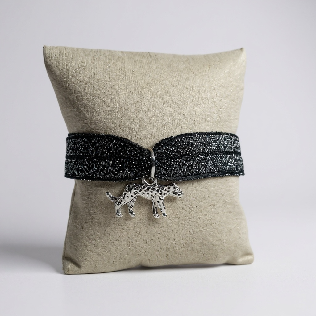 🌙 Bracelet Loula – Ruban tissé et pendentif léopard argenté