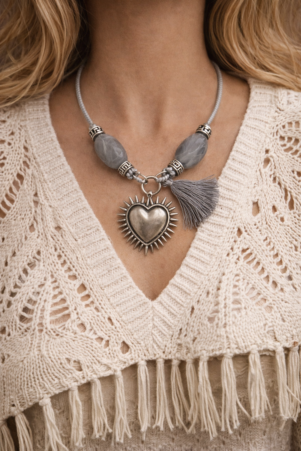 Collier Petit Cœur Sacré Gris – Bijou artisanal fait main