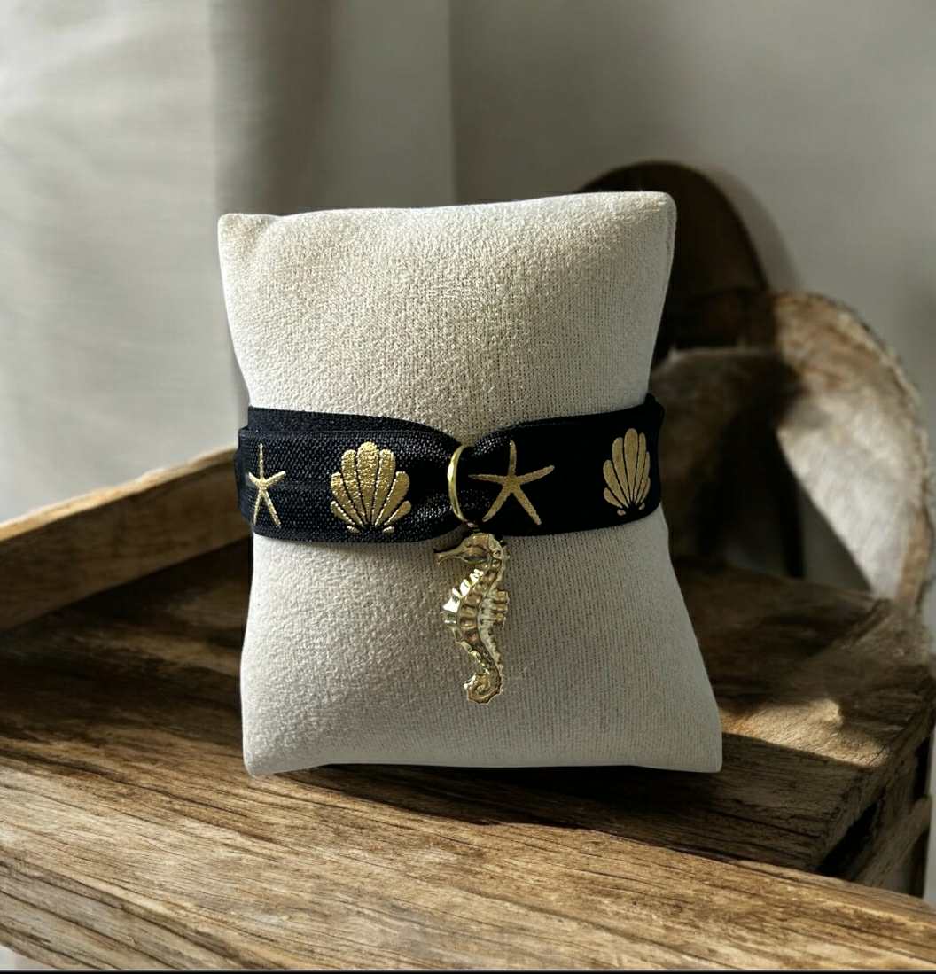 🌙 Bracelet Louisa – Ruban tissé et pendentif hippocampe doré