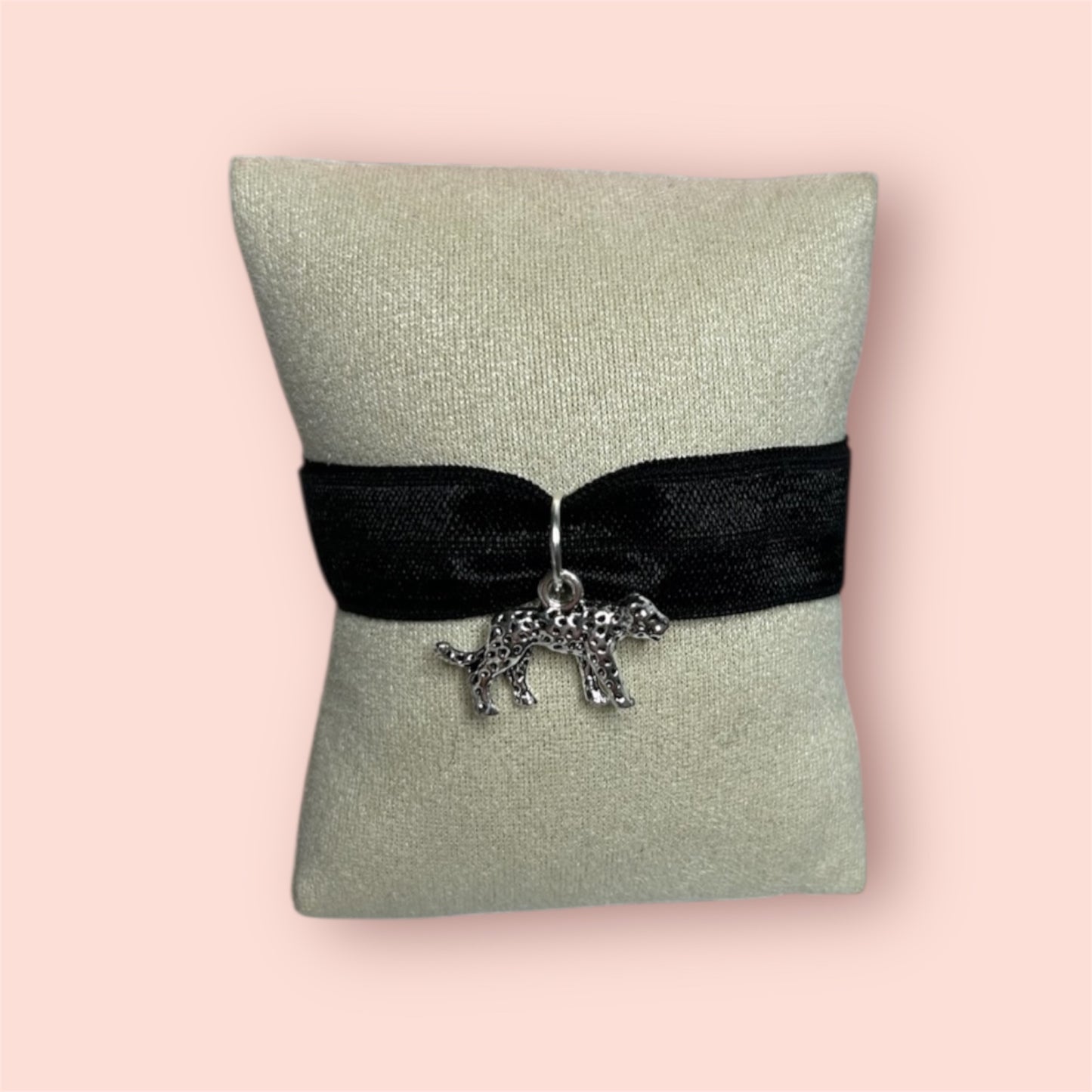Bracelet Lyn – Ruban tissé et pendentif léopard argenté