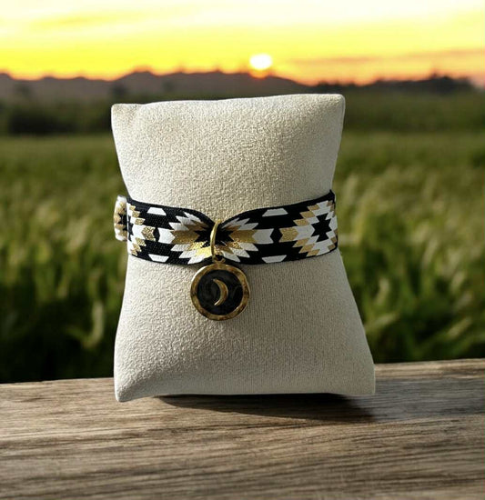 🌙 Bracelet Isa – Ruban tissé et pendentif lune doré