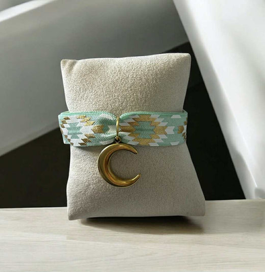 🌙 Bracelet Maëlie – Ruban tissé et pendentif lune doré