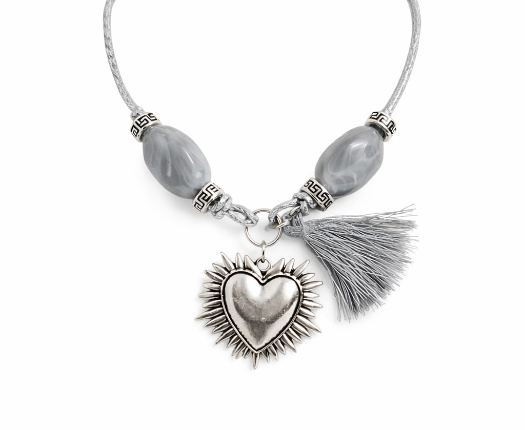 Collier Petit Cœur Sacré Gris – Bijou artisanal fait main