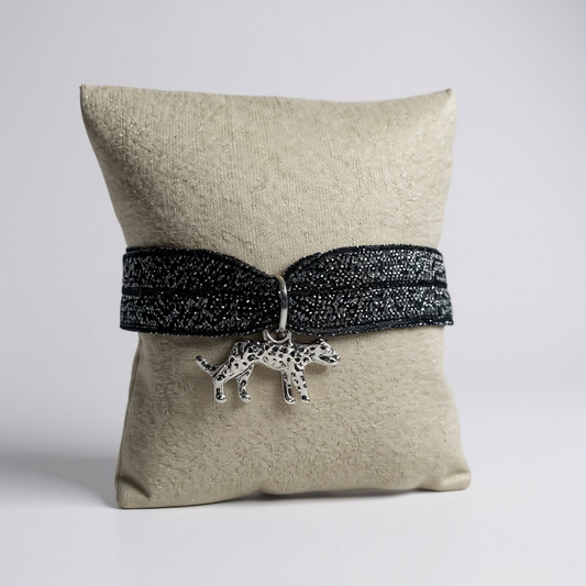 🌙 Bracelet Loula – Ruban tissé et pendentif léopard argenté