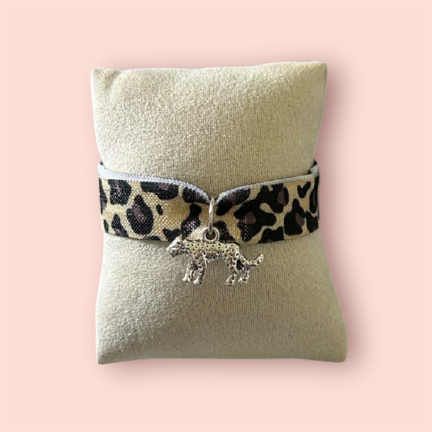🌙 Bracelet Laurie  – Ruban tissé et pendentif léopard argenté