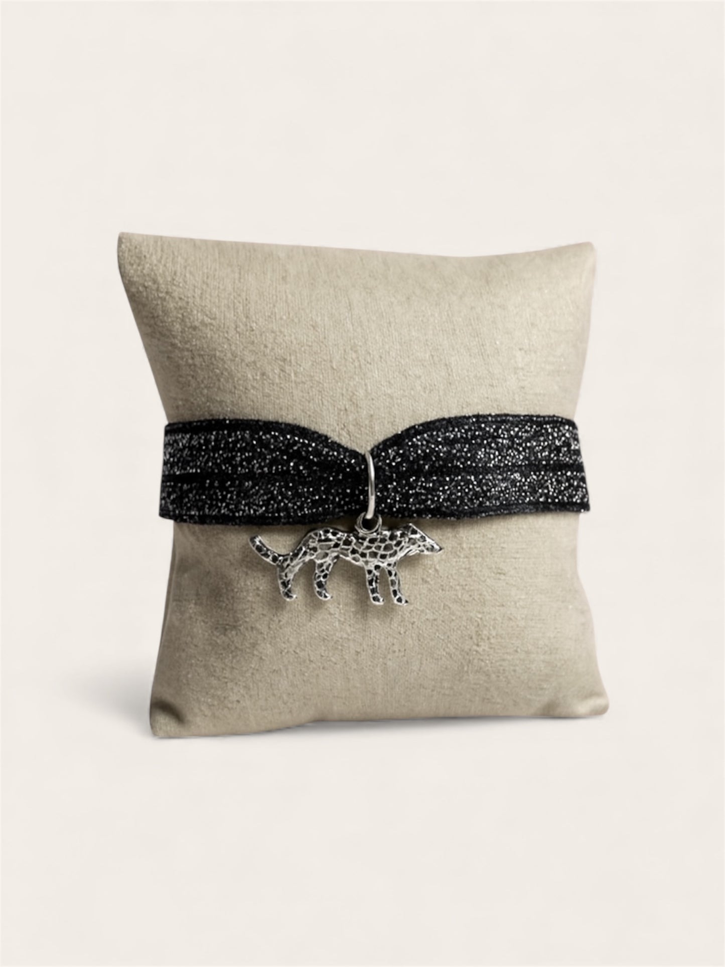 🌙 Bracelet Loula – Ruban tissé et pendentif léopard argenté