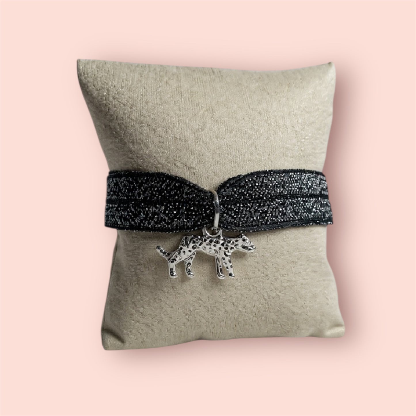 🌙 Bracelet Loula – Ruban tissé et pendentif léopard argenté