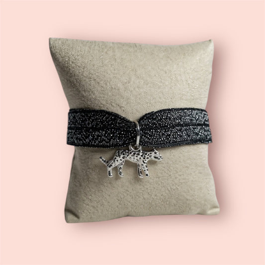 🌙 Bracelet Loula – Ruban tissé et pendentif léopard argenté