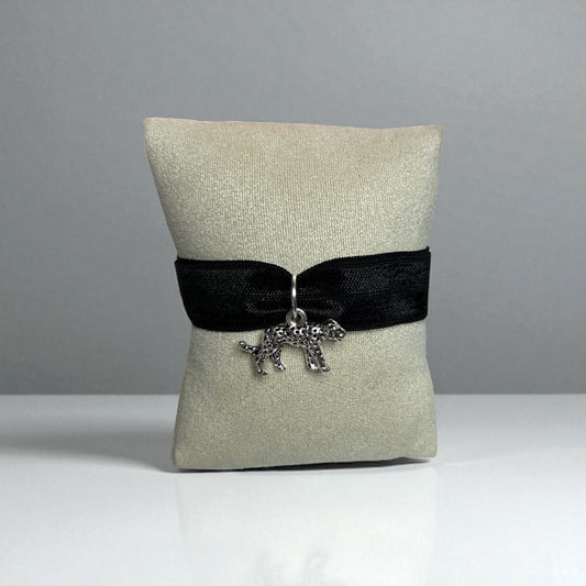 Bracelet Lyn – Ruban tissé et pendentif léopard argenté