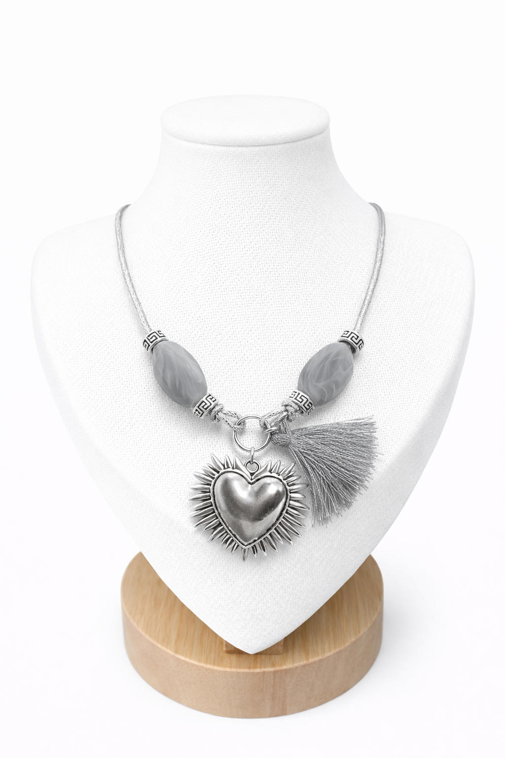 Collier Petit Cœur Sacré Gris – Bijou artisanal fait main