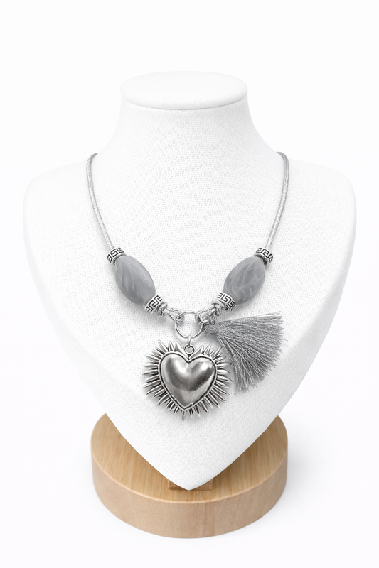 Collier Petit Cœur Sacré Gris – Bijou artisanal fait main