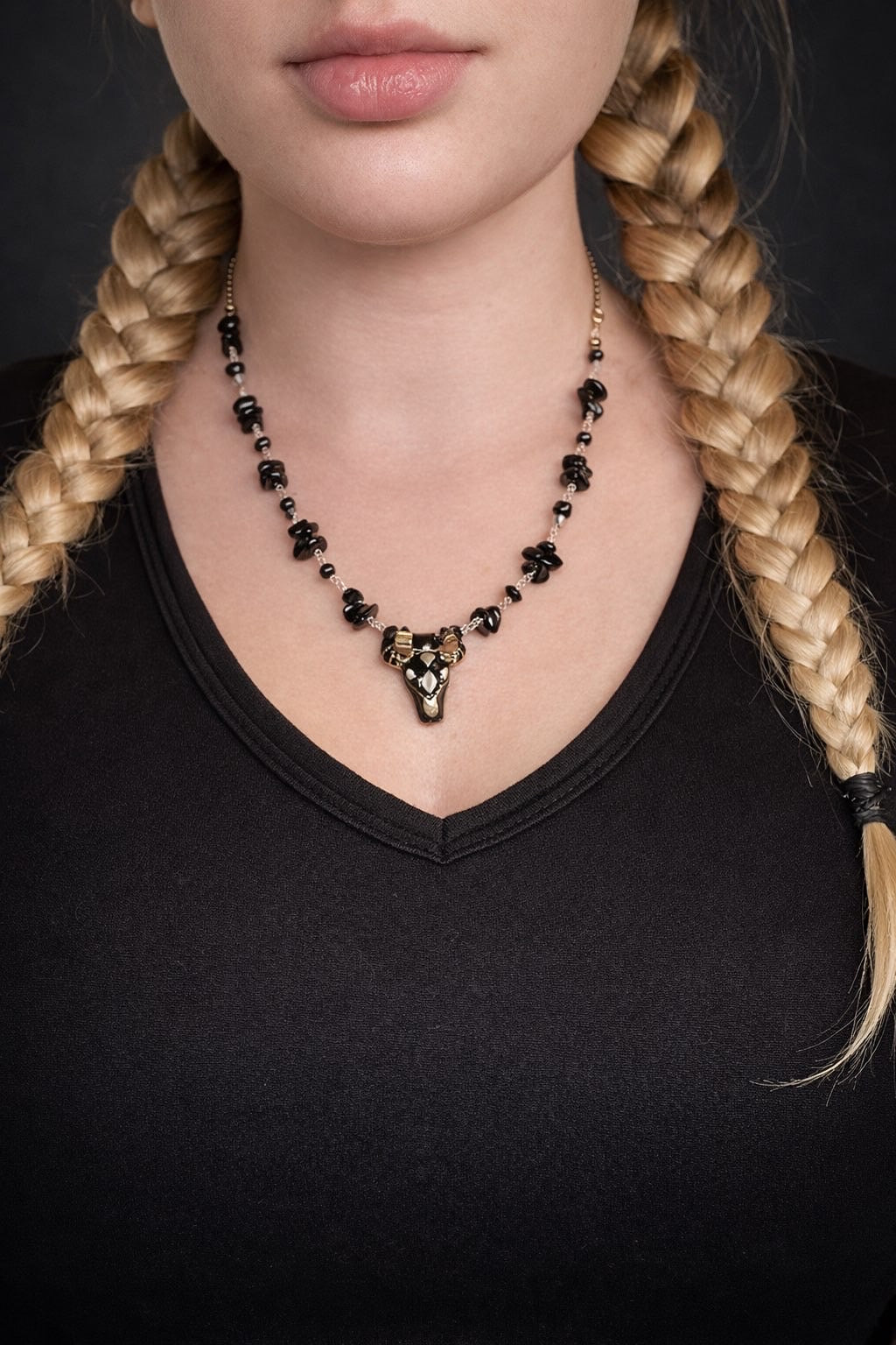 Collier RIO pendentif tête de Taureau - Pierres Noires