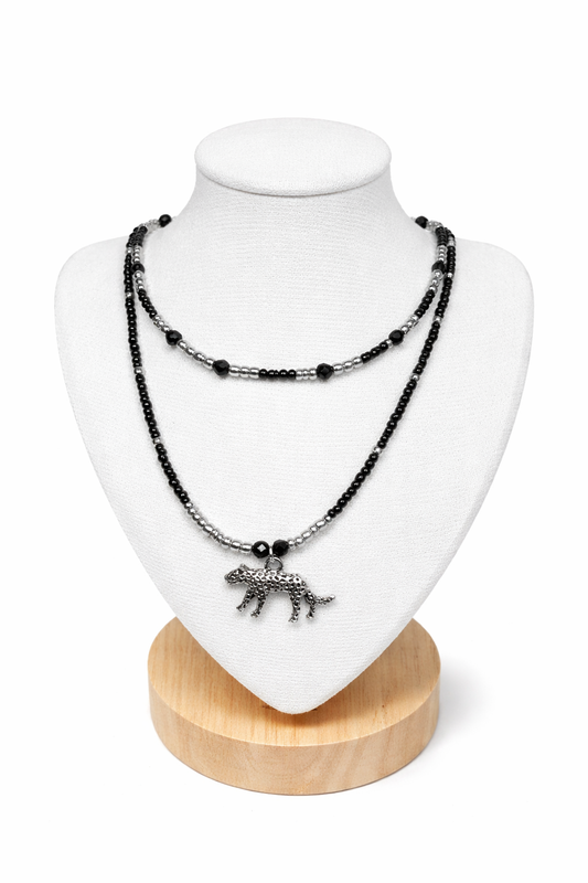 Collier noir et argent avec pendentif léopard