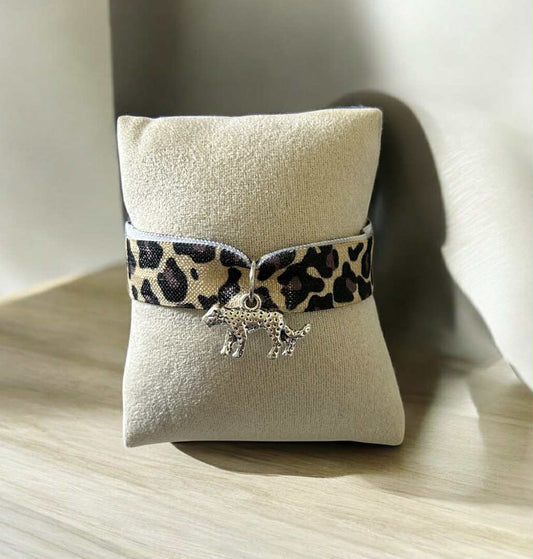 🌙 Bracelet Laurie  – Ruban tissé et pendentif léopard argenté